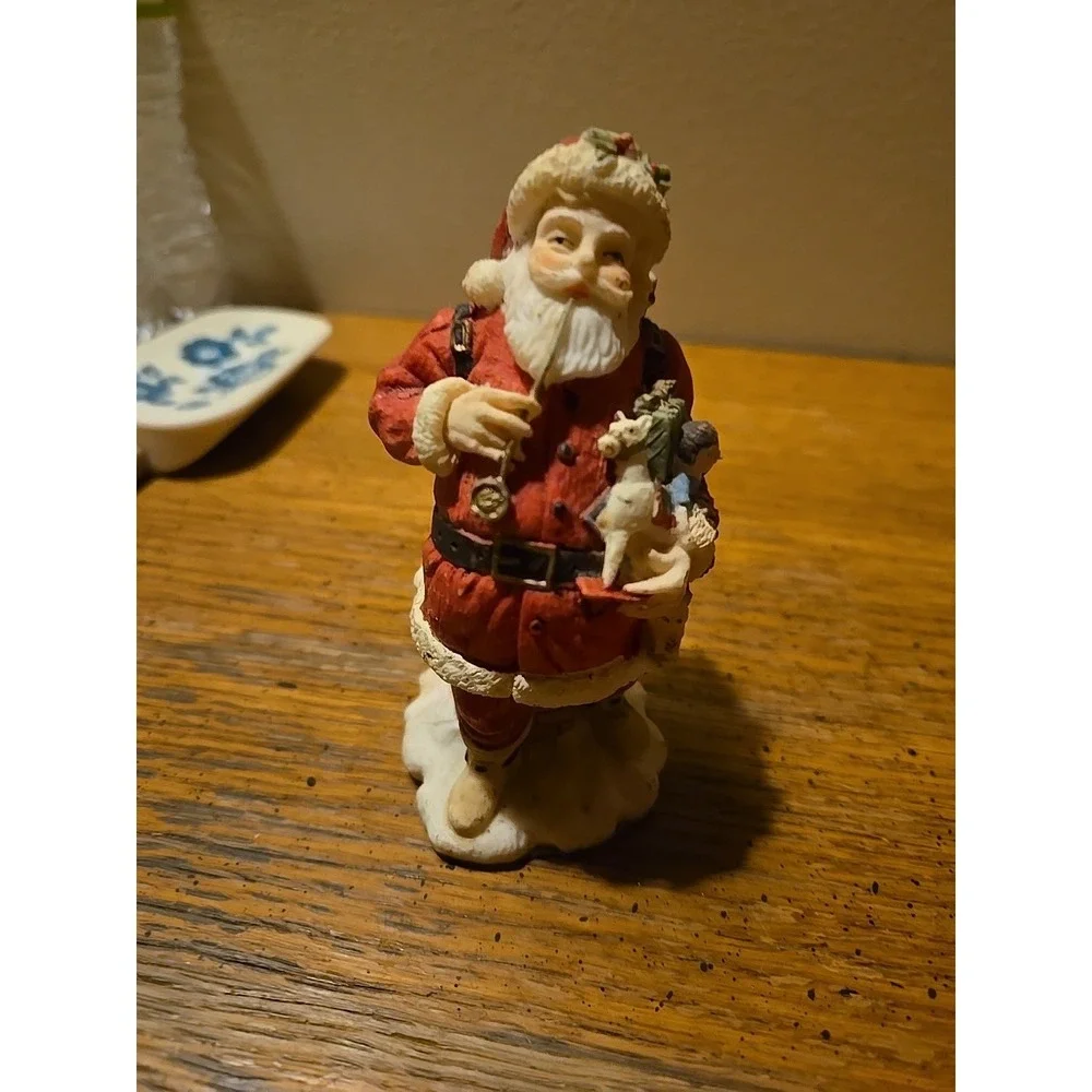 The‎ International Santa Claus Collection Santa Figurine